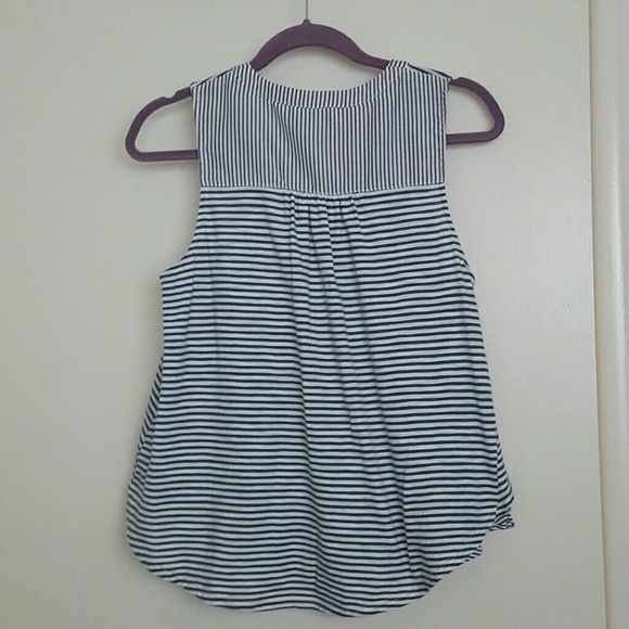 🚨CLEARANCE🚨 Sleeveless Shirt From ANTHOPOLOGY - Picture 2 of 4